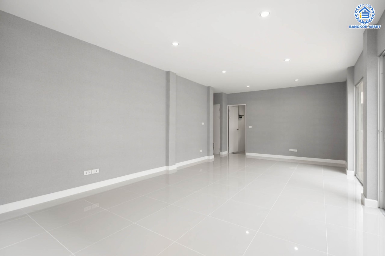 บ้านมือสองตกแต่งใหม่ ม.โนเบิลจีโอ วัชรพล ดีไซน์สุดโดดเด่น เนื้อที่ 65.2 ตร.ว. ฟังก์ชันจัดเต็ม 3 ห้องนอน 5 ห้องน้ำ (ห้องนอนทุกห้องมีห้องน้ำในตัว) 1 ห้องแม่บ้าน จอดรถได้ 2 คัน บนทำเลเดินทางสะดวก ใกล้เซ็นทรัลรามอินทรา, ห้าแยกวัชรพล, จุดขึ้นทางด่วน "ฉลองรัช" และรถไฟฟ้าสายสีชมพู "สถานีวัชรพล"